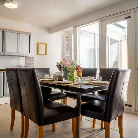 Spacious 5 Bedroom With 3 Bathroom With Parking By Rockman Residences Ferienhaus Bristol