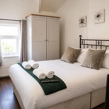 Ferienhaus Spacious 5 Bedroom With 3 Bathroom With Parking By Rockman Residences *