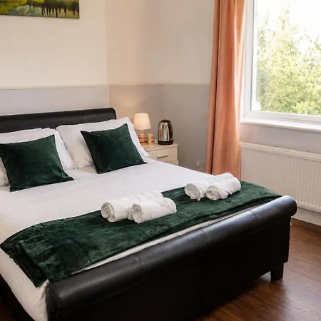 Ferienhaus Spacious 5 Bedroom With 3 Bathroom With Parking By Rockman Residences