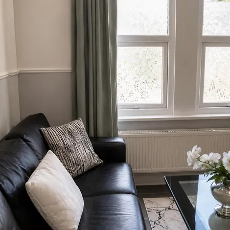 Ferienhaus Spacious 5 Bedroom With 3 Bathroom With Parking By Rockman Residences Bristol