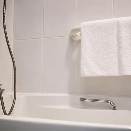 Spacious 5 Bedroom With 3 Bathroom With Parking By Rockman Residences * Бристоль