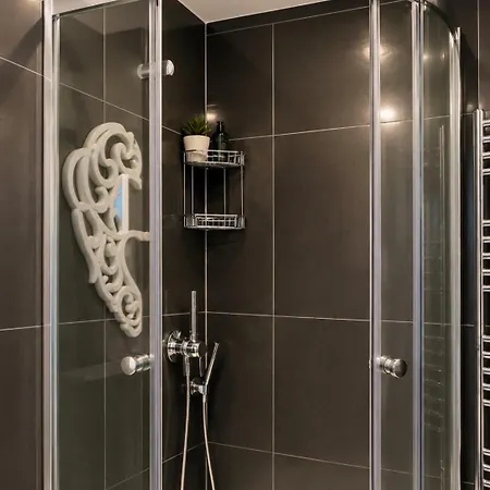 Spacious 5 Bedroom With 3 Bathroom With Parking By Rockman Residences * Bristol