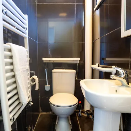 Spacious 5 Bedroom With 3 Bathroom With Parking By Rockman Residences Ferienhaus *