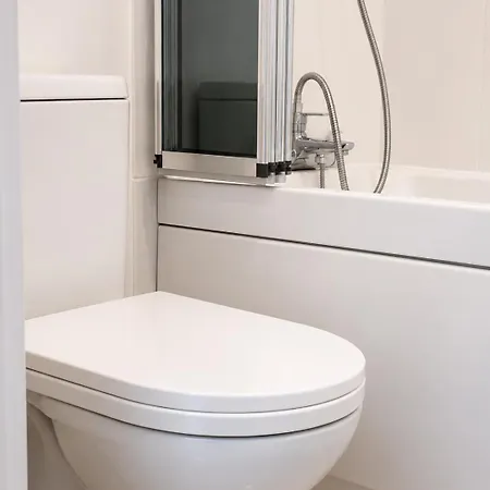 Spacious 5 Bedroom With 3 Bathroom With Parking By Rockman Residences Ferienhaus