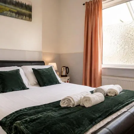 Spacious 5 Bedroom With 3 Bathroom With Parking By Rockman Residences *