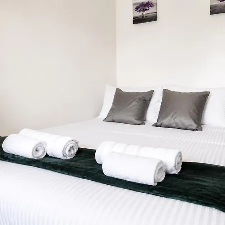 Ferienhaus Spacious 5 Bedroom With 3 Bathroom With Parking By Rockman Residences Bristol