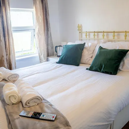 Spacious 5 Bedroom With 3 Bathroom With Parking By Rockman Residences * Bristol