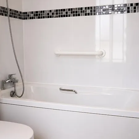 Ferienhaus Spacious 5 Bedroom With 3 Bathroom With Parking By Rockman Residences Bristol