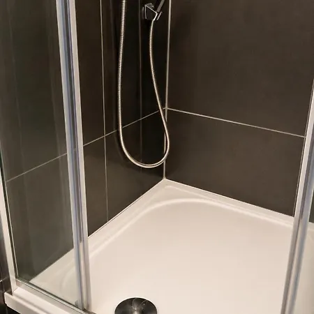 Spacious 5 Bedroom With 3 Bathroom With Parking By Rockman Residences * Bristol