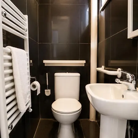 Spacious 5 Bedroom With 3 Bathroom With Parking By Rockman Residences Ferienhaus Bristol