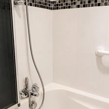 Spacious 5 Bedroom With 3 Bathroom With Parking By Rockman Residences *