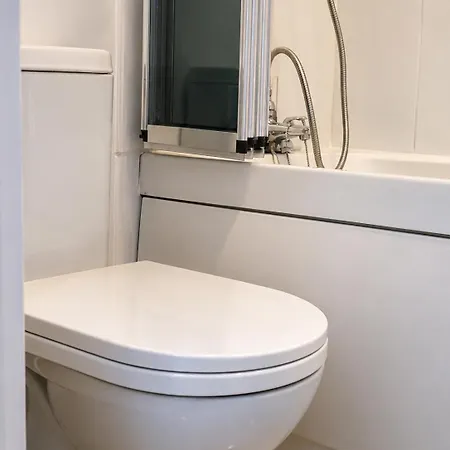 Ferienhaus Spacious 5 Bedroom With 3 Bathroom With Parking By Rockman Residences