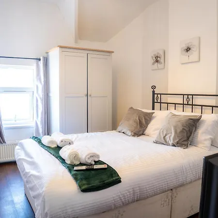 Spacious 5 Bedroom With 3 Bathroom With Parking By Rockman Residences *