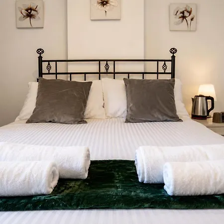 Spacious 5 Bedroom With 3 Bathroom With Parking By Rockman Residences