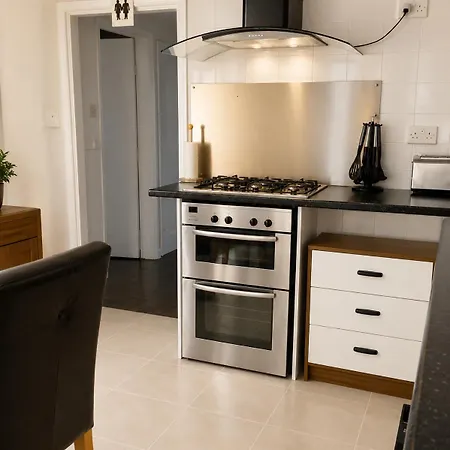 Spacious 5 Bedroom With 3 Bathroom With Parking By Rockman Residences Ferienhaus