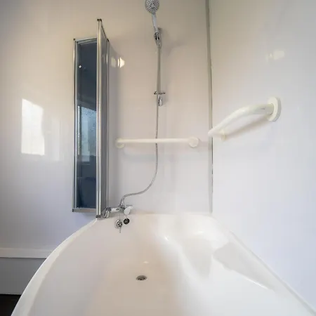 Spacious 5 Bedroom With 3 Bathroom With Parking By Rockman Residences * بريستول