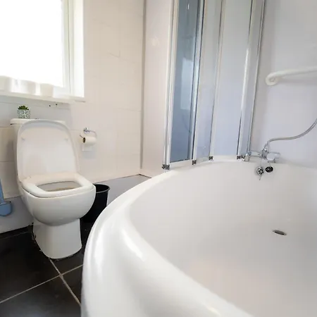 Spacious 5 Bedroom With 3 Bathroom With Parking By Rockman Residences * 布里斯托