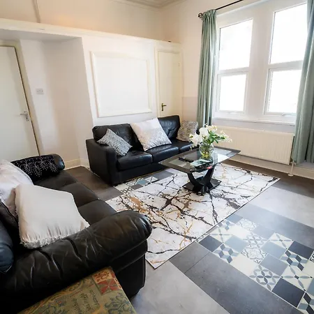 بيت للعطل Spacious 5 Bedroom With 3 Bathroom With Parking By Rockman Residences بريستول