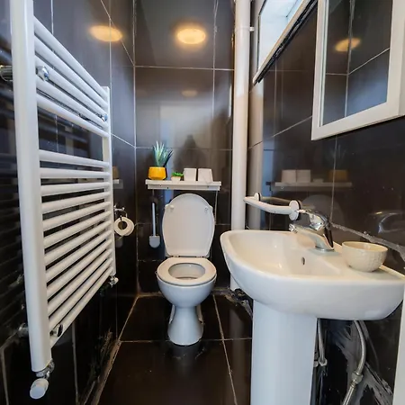 Spacious 5 Bedroom With 3 Bathroom With Parking By Rockman Residences 布里斯托
