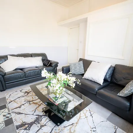 Spacious 5 Bedroom With 3 Bathroom With Parking By Rockman Residences * 布里斯托