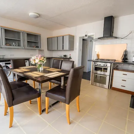 Spacious 5 Bedroom With 3 Bathroom With Parking By Rockman Residences *