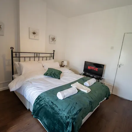Spacious 5 Bedroom With 3 Bathroom With Parking By Rockman Residences *