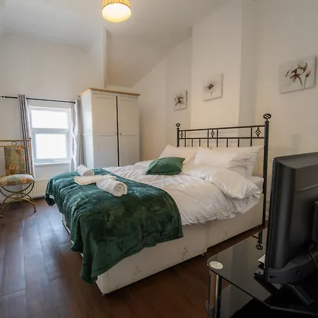 Spacious 5 Bedroom With 3 Bathroom With Parking By Rockman Residences 度假居 布里斯托