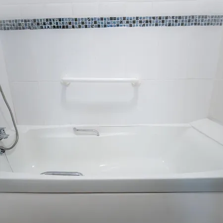 Spacious 5 Bedroom With 3 Bathroom With Parking By Rockman Residences