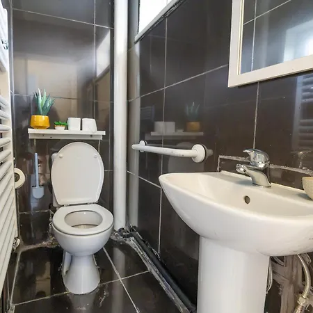 Spacious 5 Bedroom With 3 Bathroom With Parking By Rockman Residences بيت للعطل
