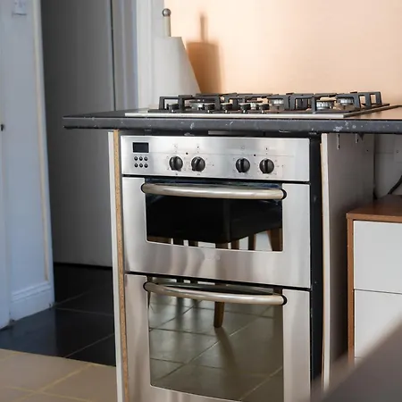 Spacious 5 Bedroom With 3 Bathroom With Parking By Rockman Residences *