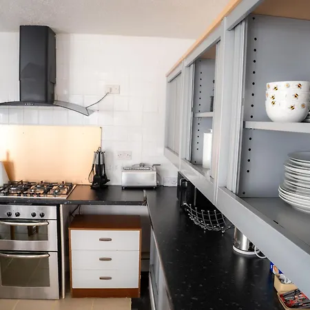 Spacious 5 Bedroom With 3 Bathroom With Parking By Rockman Residences