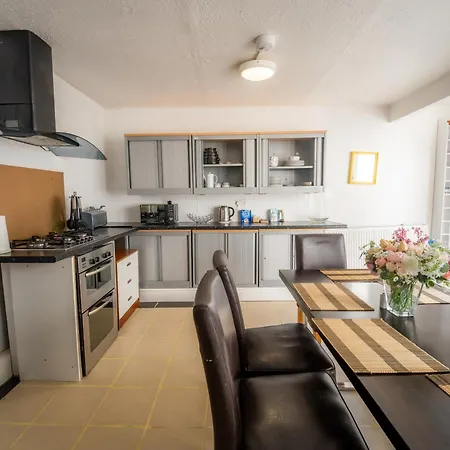 Spacious 5 Bedroom With 3 Bathroom With Parking By Rockman Residences بيت للعطل *